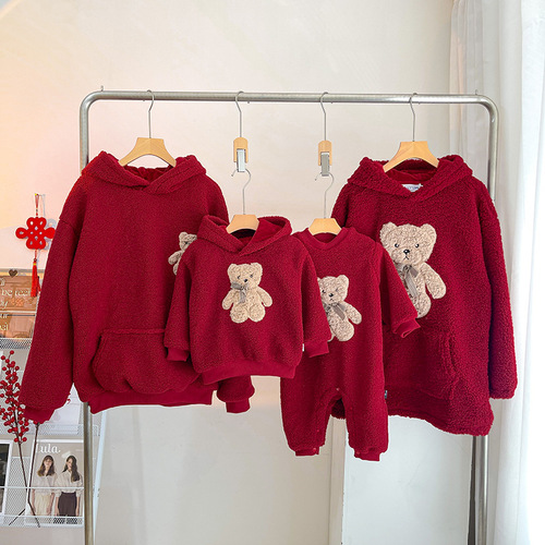 Red New Year's parent-child outfits for babies, New Year's Eve, family outfits for a family of three and four, plus velvet and thickened sweatshirts for New Year's greetings