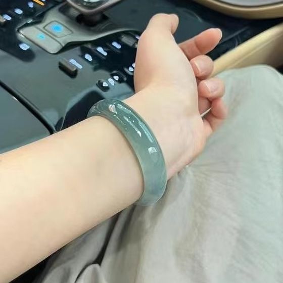 Vòng tay ngọc bích Miến Điện chính hãng nổi hoa nước, đường kính trong 52–64 mm chi tiết 1