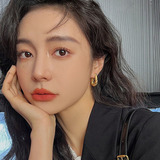 Ретро металлические небольшие дизайнерские серьги с косичкой, коллекция 2023, городской стиль, популярно в интернете, тренд сезона