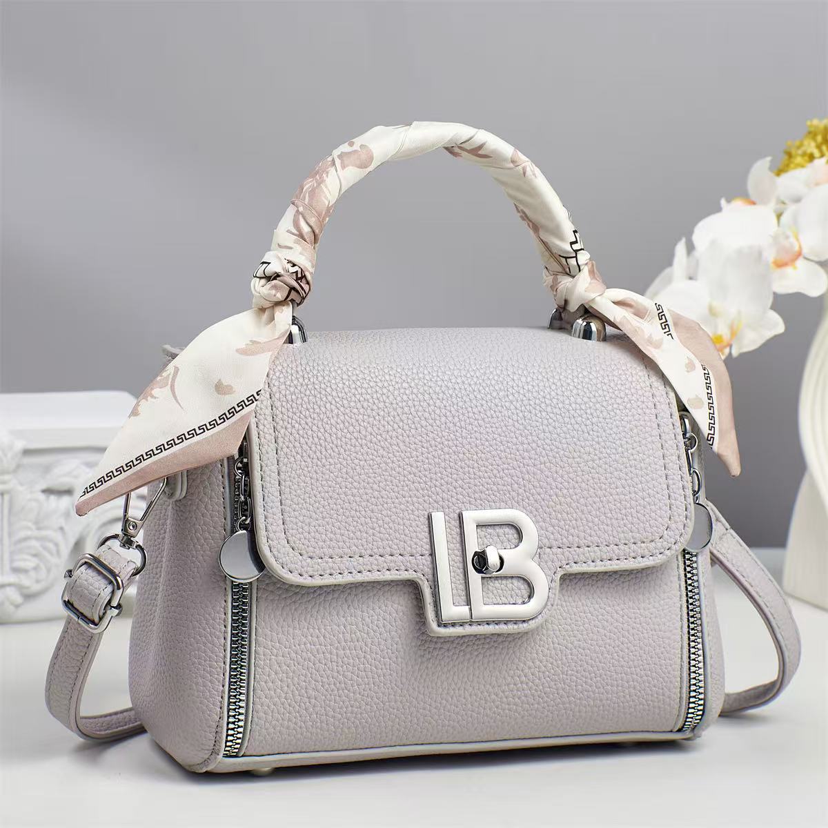 2025 nuevo bolso de hombro de moda bolso de mensajero de cuero suave para mujer bolso ligero para mujer bolso pequeño para mujer verano textura versátil image 14