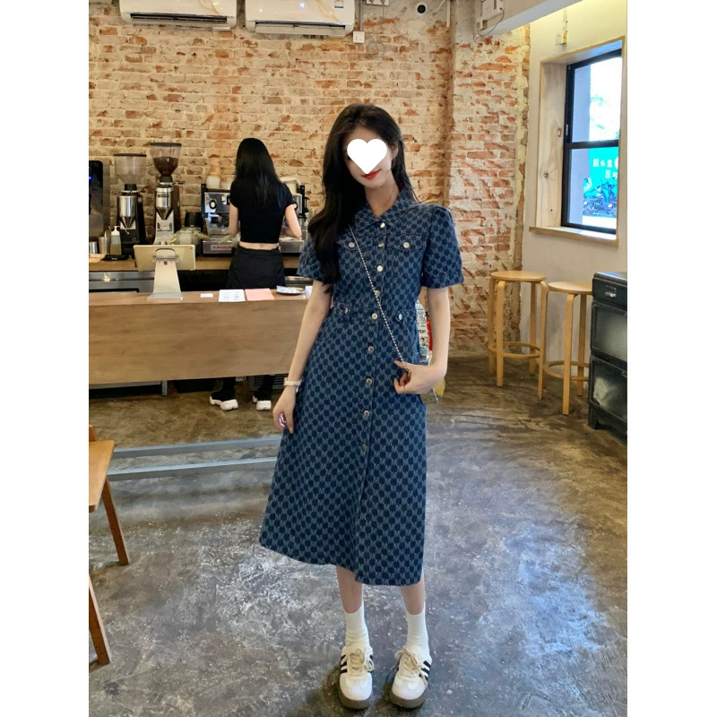 Настоящее фото женского джинсового платья с жаккардовым принтом больших размеров для полных девушек, чтобы скрыть жир и выглядеть стройной, джинсовой юбки средней длины.