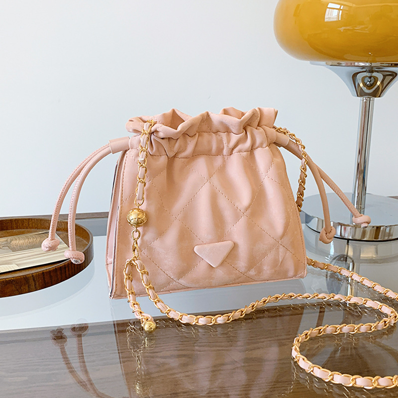 Este año, la moda de diamante con bolso de cubo de agua para mujeres 2024 nuevo estilo estilo