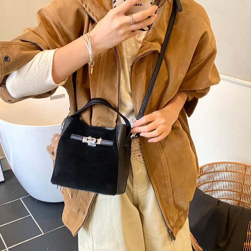 Bolsa de mano coreana retro de tería para mujeres 2025 nuevo tipo de bolso casual versátil, bolso de cubo de viaje de alta calidad