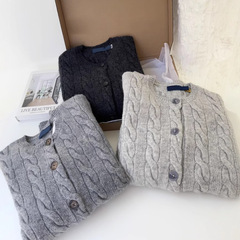 秋冬の馬のマークの刺繍の大麻の花の新しい配色のウールのカシミヤのニットの丸首のカーディガンの女性の10色の品質版