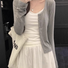 韩系软糯感浅灰色针织衫女秋季新款纯欲外套短款开衫外穿罩衫上衣