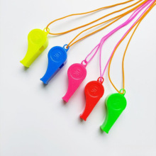 地摊玩具批发彩色儿童玩具口哨派对助威道具塑料哨子世界杯垒德株