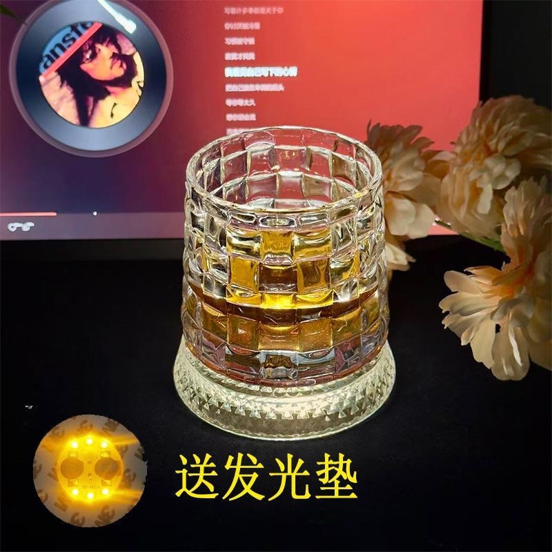Shake sonido idéntico [enviar tazas luminosas] tazas de whisky giratorias luminosas, tazas de vino extranjeras descomprimidas, tumblers