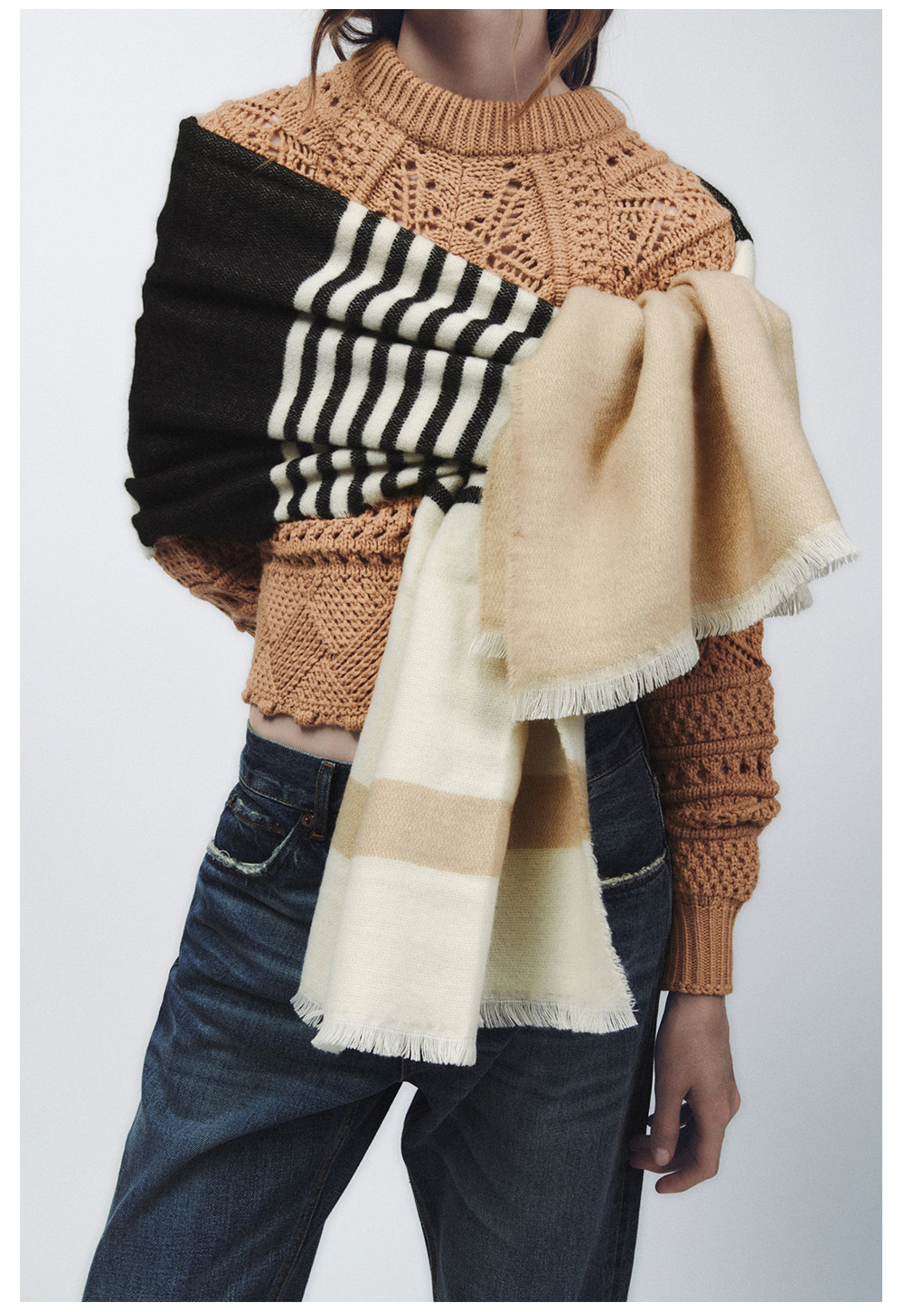 Novo cachecol xadrez feminino em imitação de cashmere com blocos de cores cáqui e nude, com bordas desfiadas, ideal para outono e inverno. Tamanho ampliado._voghion.com