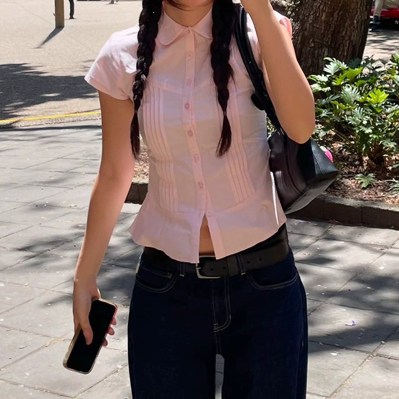 Простая темпераментная горячая девушка пригородной, сплошной цвет талии, складка пианино, короткая рубашка