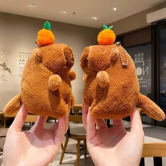 創意的なぬいぐるみの柿がしっぽを振ります。