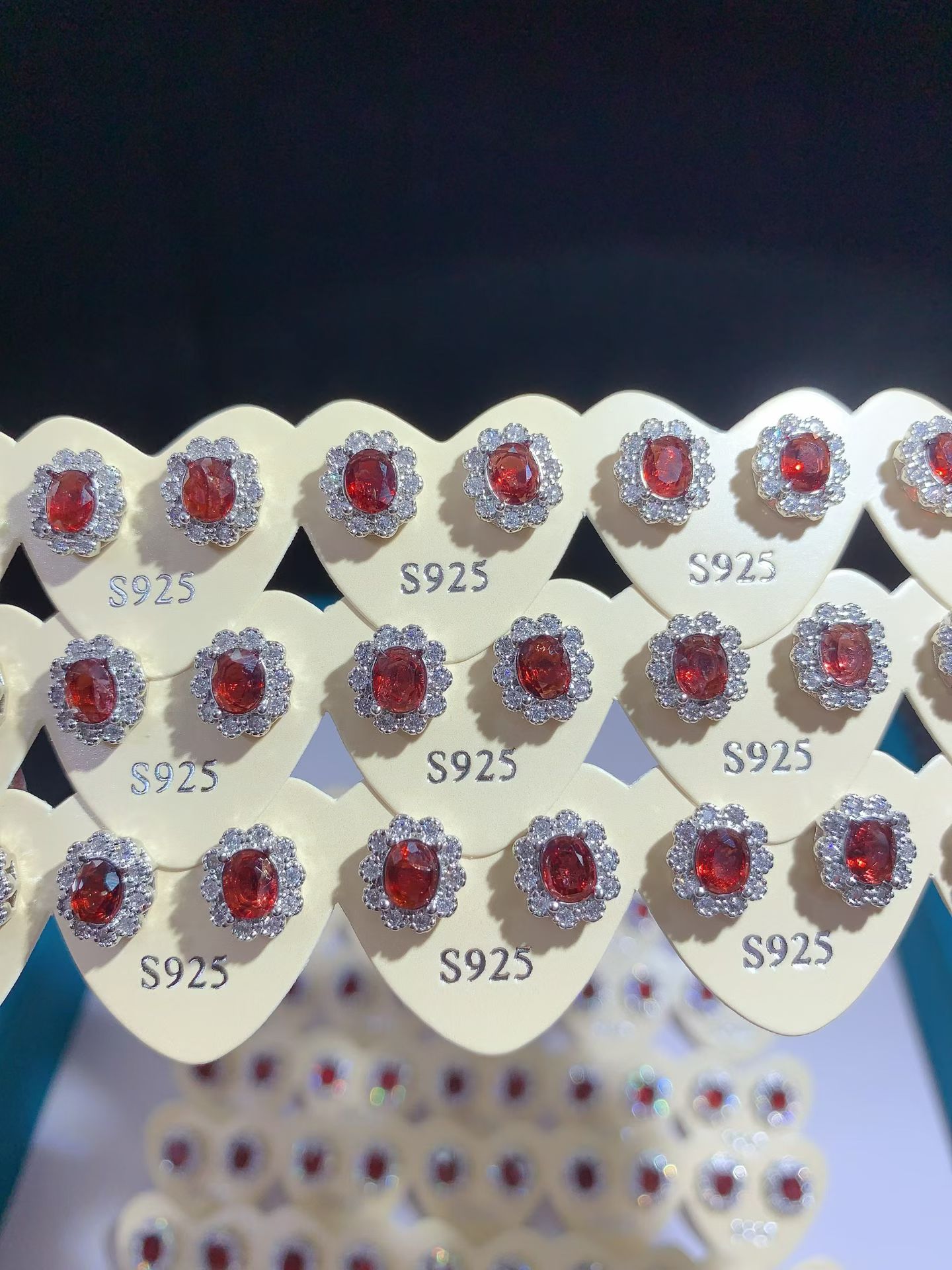 Wholesale natural garnet inlaid earrings with silver needles, elegant and versatile, light luxury style, direct from the factory for live streaming.