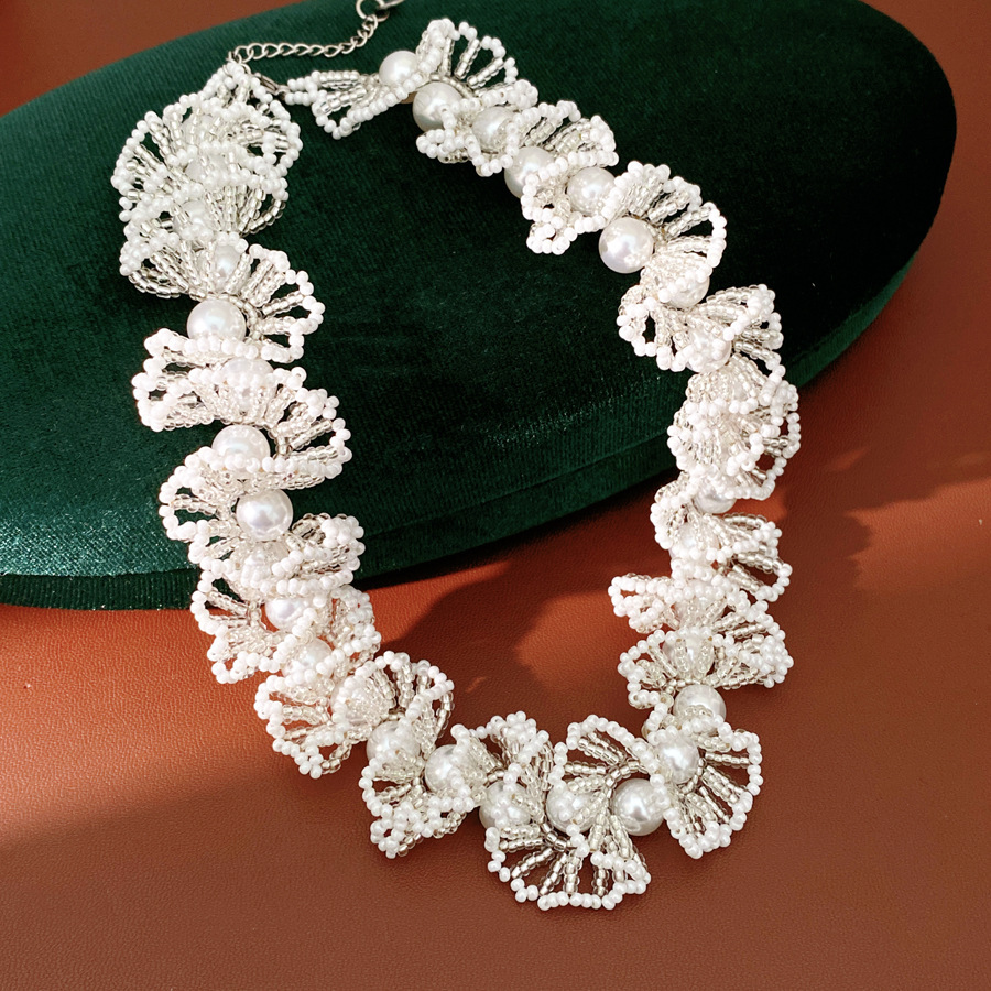 Collar de perlas de encaje redondo lujo ligero nicho collar de perlas estilo retrógrado conjunto de joyería al por mayor