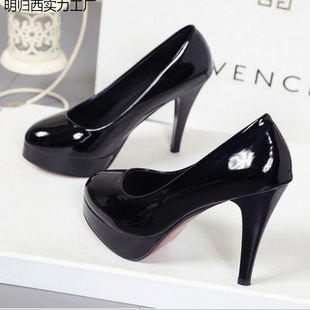 �¿����m�߼��r�з�̨�߸�ЬŮ�����A�^�I����Ь�tɫ��Ь