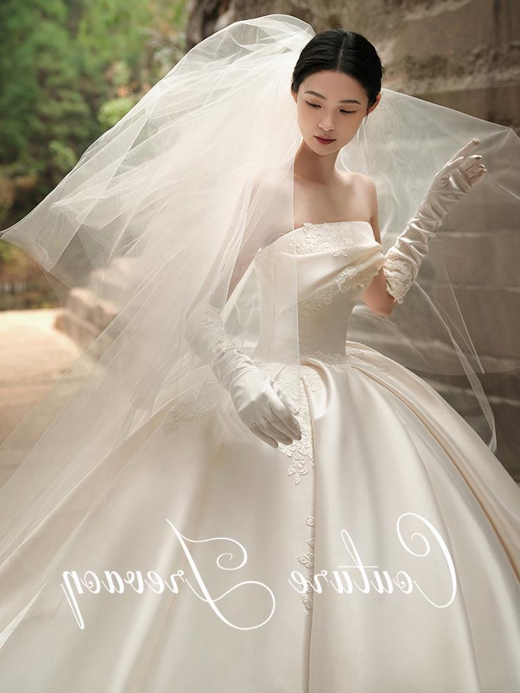 Vestido de novia de lujo de alta gama para novias, nuevo modelo 2026, vestido de satén sin tirantes con un cola grande y único, vestido largo estilo francés.