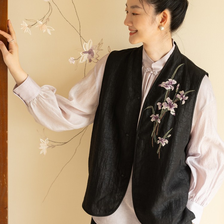 Muyiyou Original 20 momme Heavyweight Tortoise Shell Pattern Hand-embroidered Xiangyun Yarn Vest, Black, Rustic Chinese Style, Qixing
