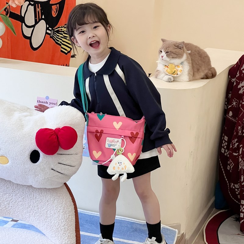 Bolso de hombro japonés pequeño fresco para niños y niñas dulce amor con colgante bolso de mensajero para niños nuevo bolso de lona para niños