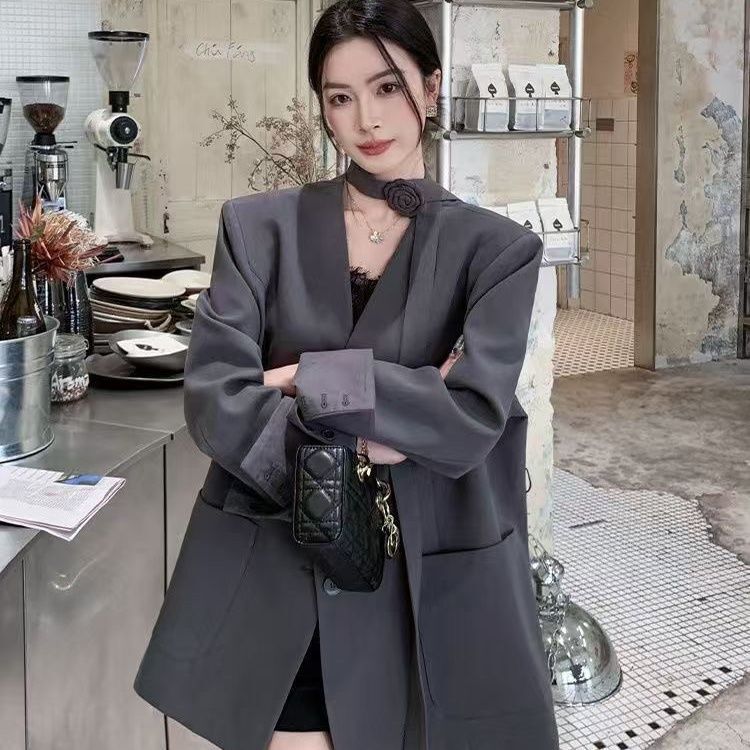Rose Brooch, Smoke Gray Ribbon, Collarless Blazer, Women's Spring Style Loose-Fitting Elegant Suit, Three-Piece Suit with Pearlescent Finish Rose Brooch, Smoke Gray Ribbon, Collarless Blazer, Women's Spring Style Loose-Fitting Elegant Suit, Three-Piece Suit with Pearlescent Finish