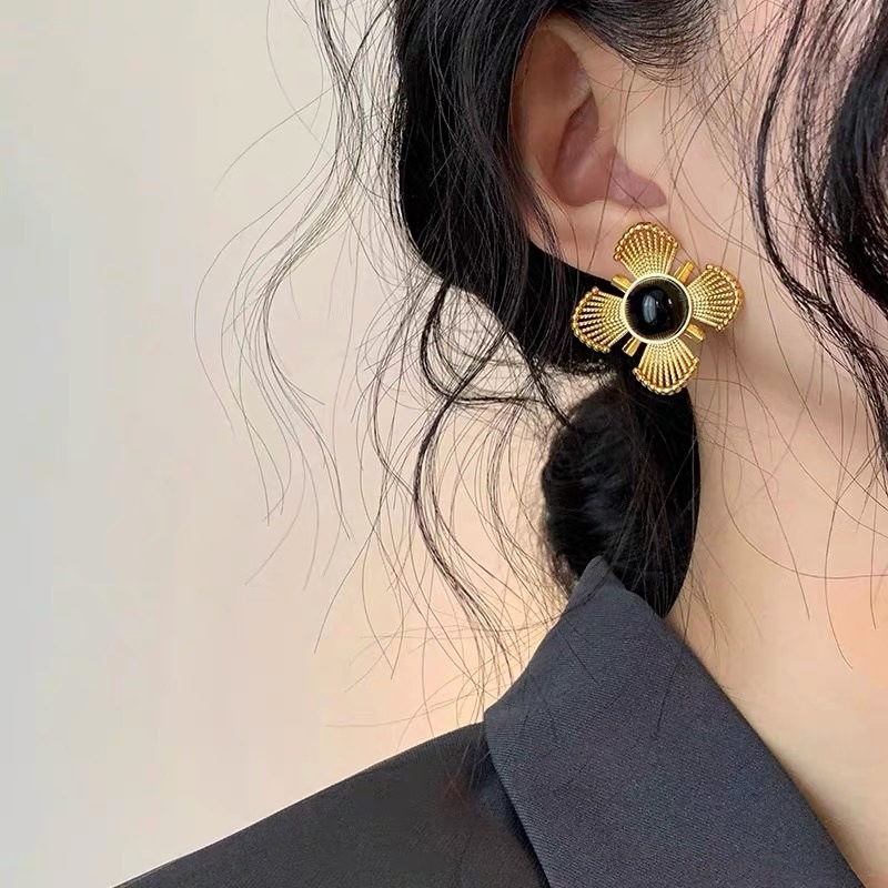 Small design retro ear clips