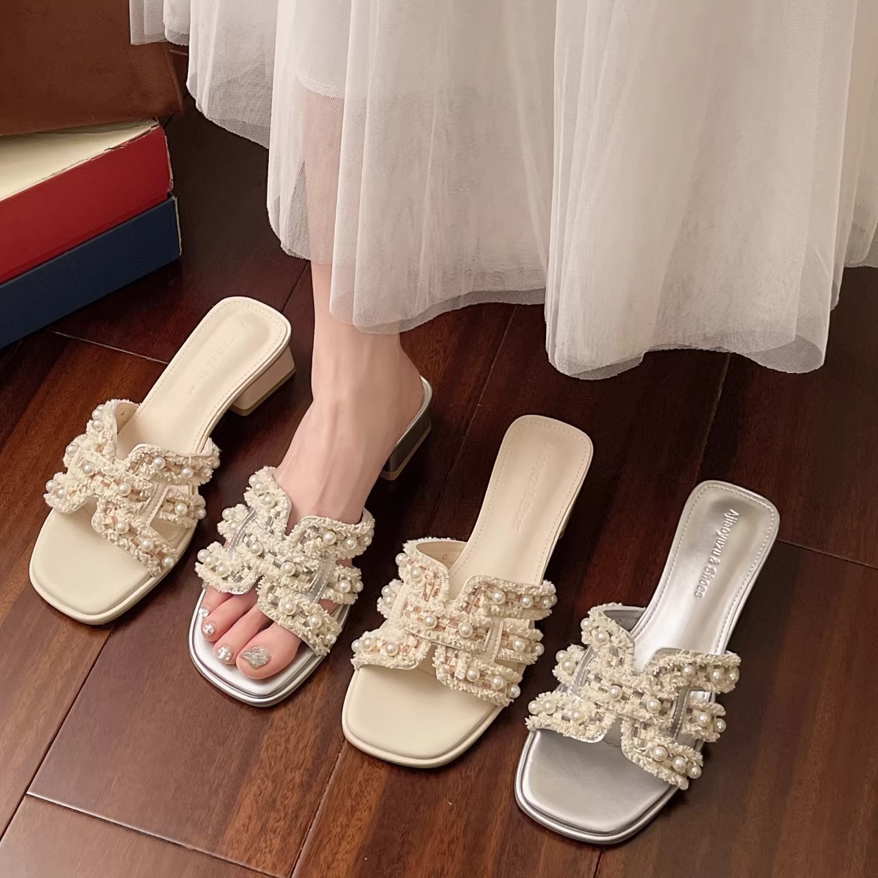 Zapatillas frías de tacón grueso francés verano 2026 nuevo estilo de perlas de moda con zapatillas de talón de falda image 4