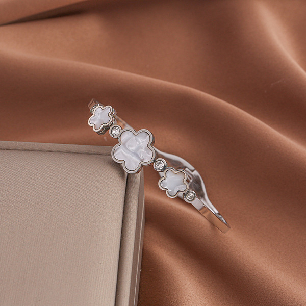Silver three five -flower bracelets
