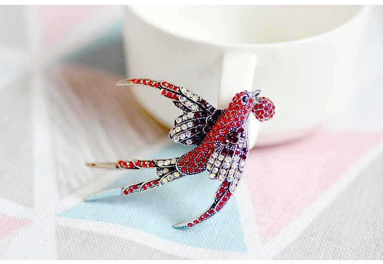 공 브로치 레드 삼키기