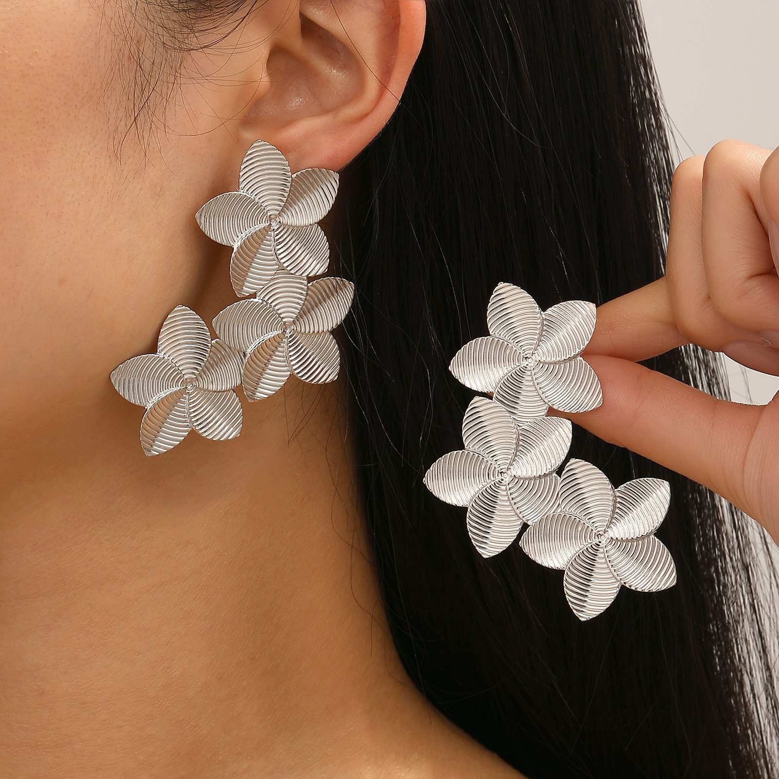 Pendientes transfronterizos europeos y americanos retro simple moda femenina temperamento estilo ins tres pendientes de flor cepillado de cinco pétalos