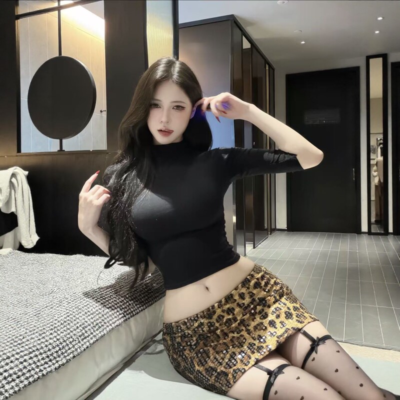 Leopard Print Sequined Hip-Hugging Short Skirt Suit for Women, Hot Girl Style, Slim-Fitting Two-Piece Set, New Summer Tight-Fitting Skirt
