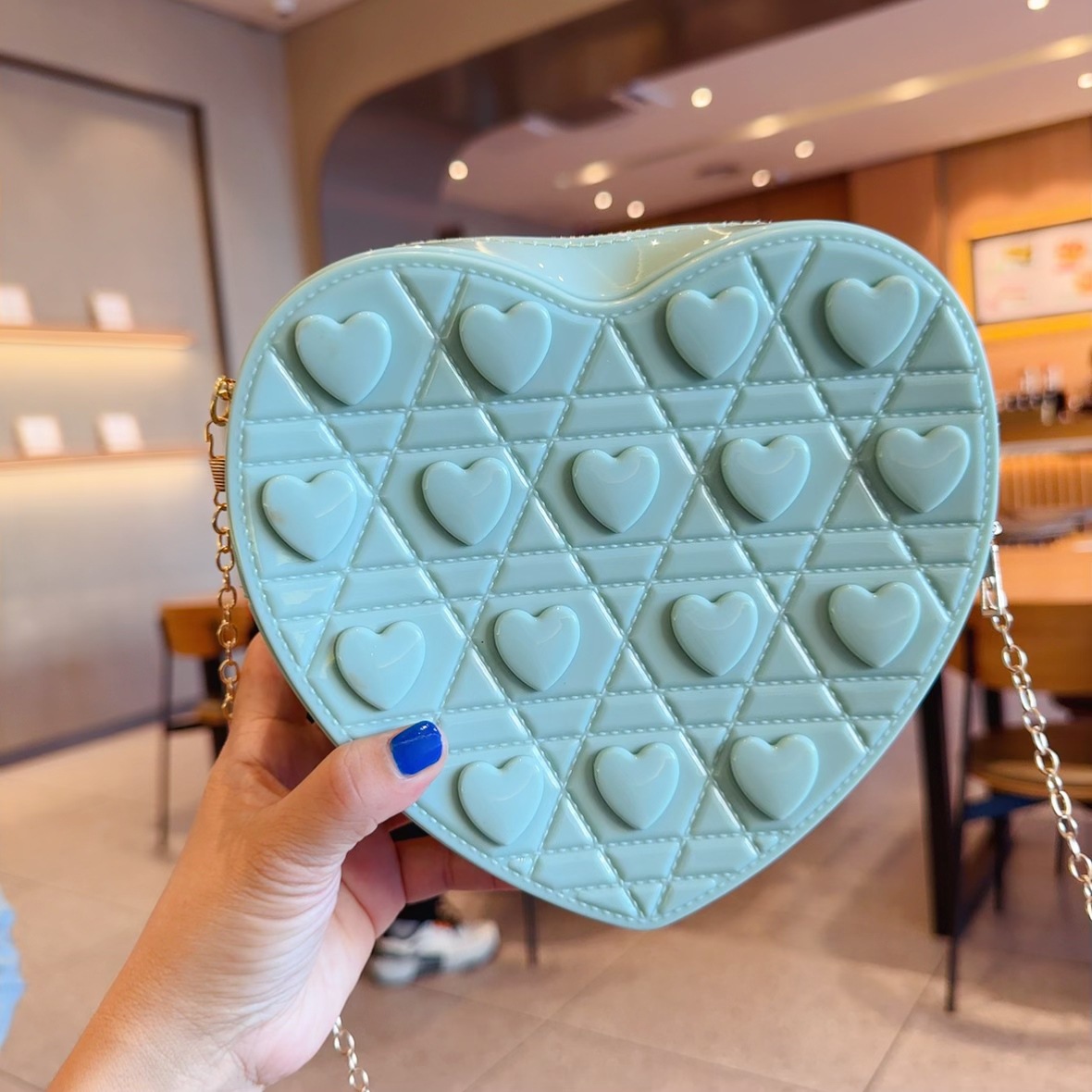 The 2025 new heart-shaped bag is a fashionable and versatile single-shoulder crossbody small bag. It's a cute jelly bag for women in summer undefined