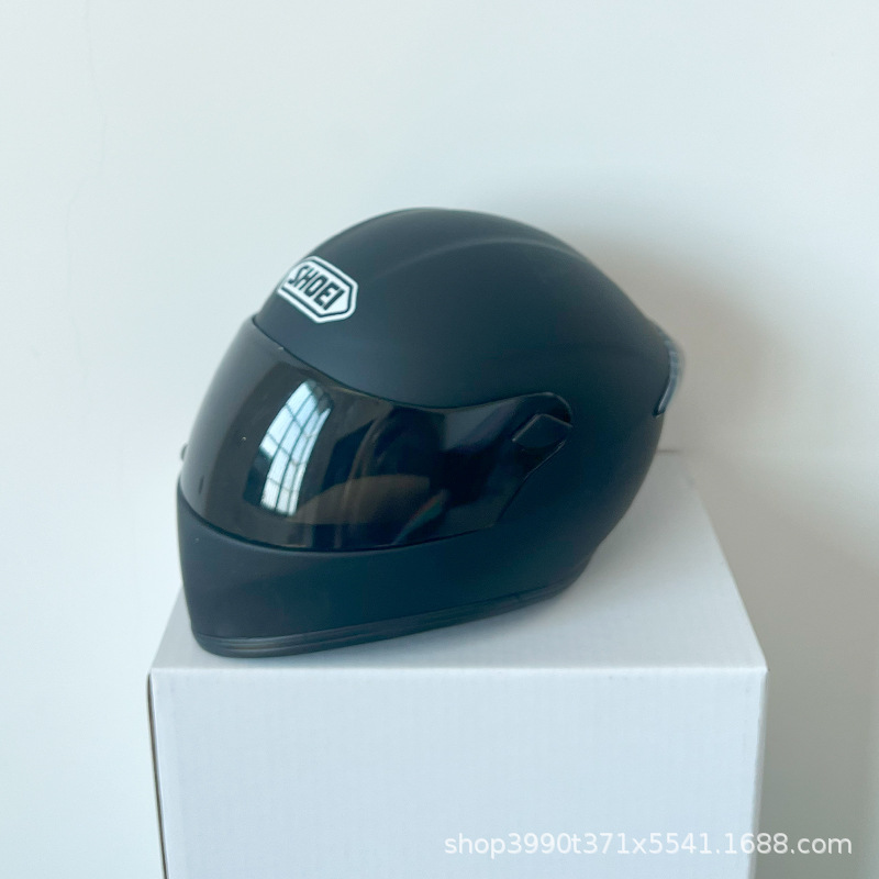 Motocicleta oso casco muñeca tensión oso gato afortunado motocicleta cola caja asiento trasero decoración modelo casco pequeño