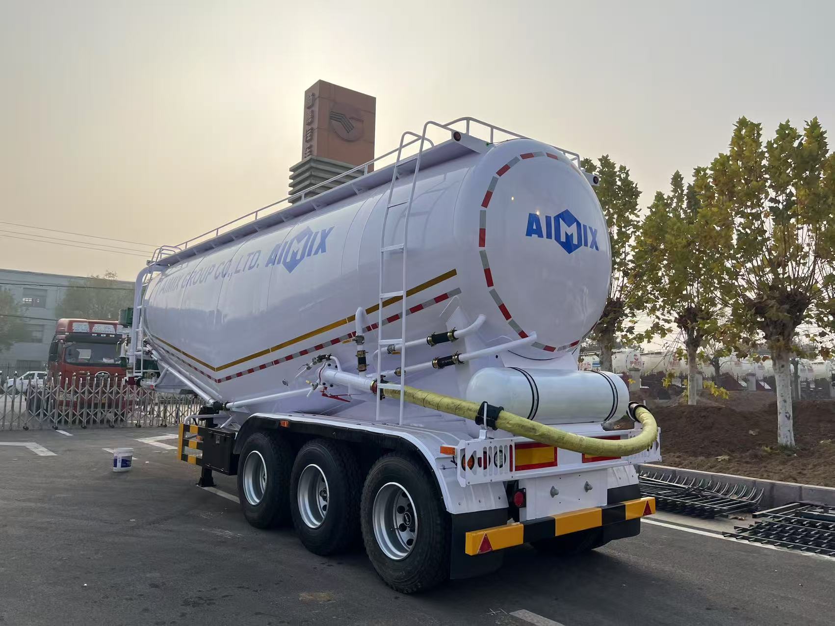 Cross-Border Powder and Granular Material Semi-Trailer 4-Axle Fly Ash Semi-Trailer Bulk Cement Tank Truck Semi-Trailer Powder Tank Truck