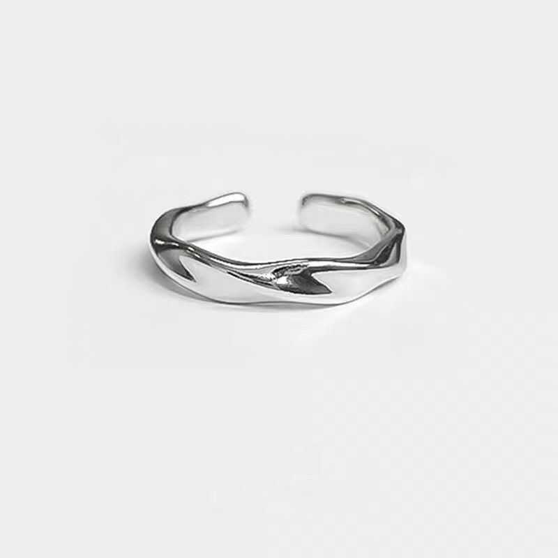 Anello a onda regolabile per donna in argento design elegante_voghion.com