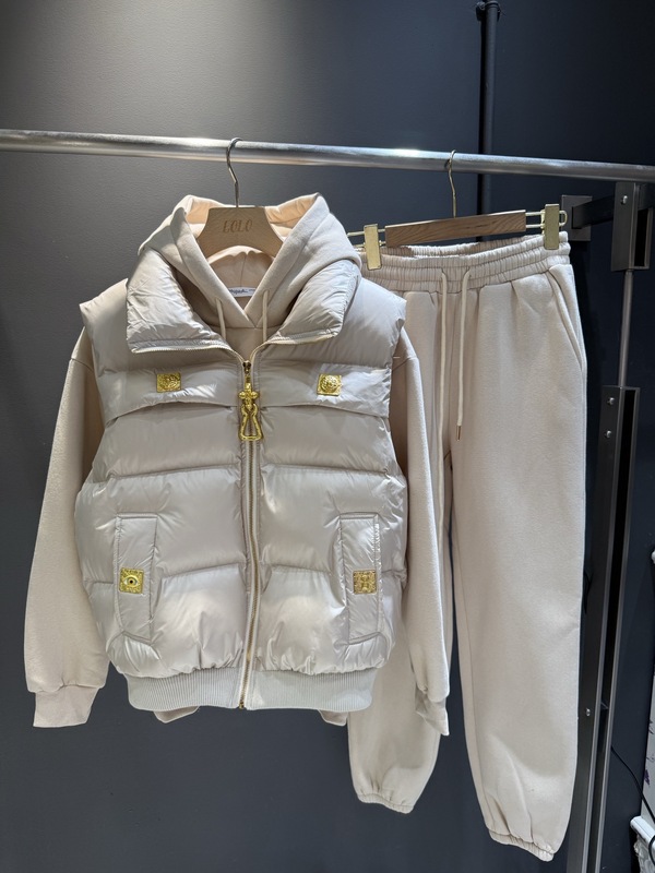 mm家25ss秋冬新款异型扣装饰棉马甲+卫衣三件套立领套装|undefined