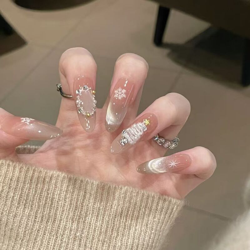 Handmade Nails for Autumn and Winter, Cat's Eye Sparkling Snowflakes, Christmas Tree, Ballet Style Pearl Garland Nails, High-End Manicure Handmade Nails for Autumn and Winter, Cat's Eye Sparkling Snowflakes, Christmas Tree, Ballet Style Pearl Garland Nails, High-End Manicure
