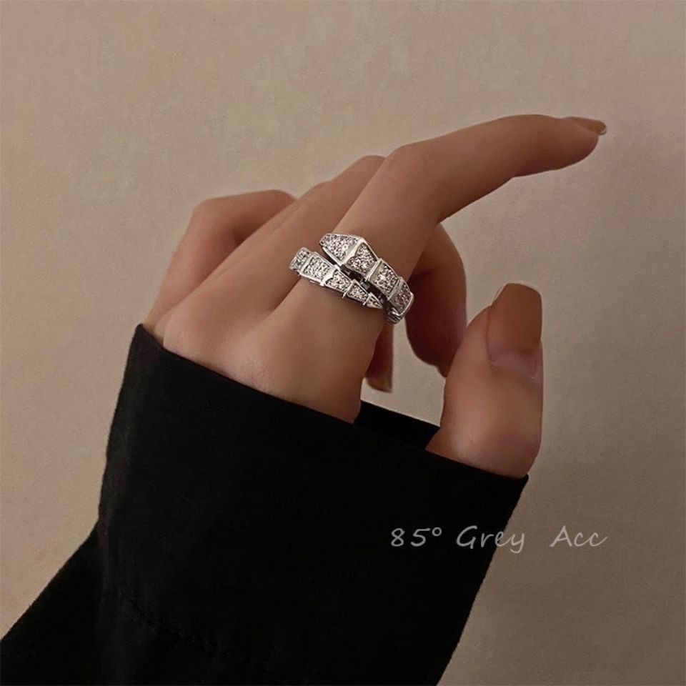 Anello serpente regolabile con design geometrico per donna_voghion.com