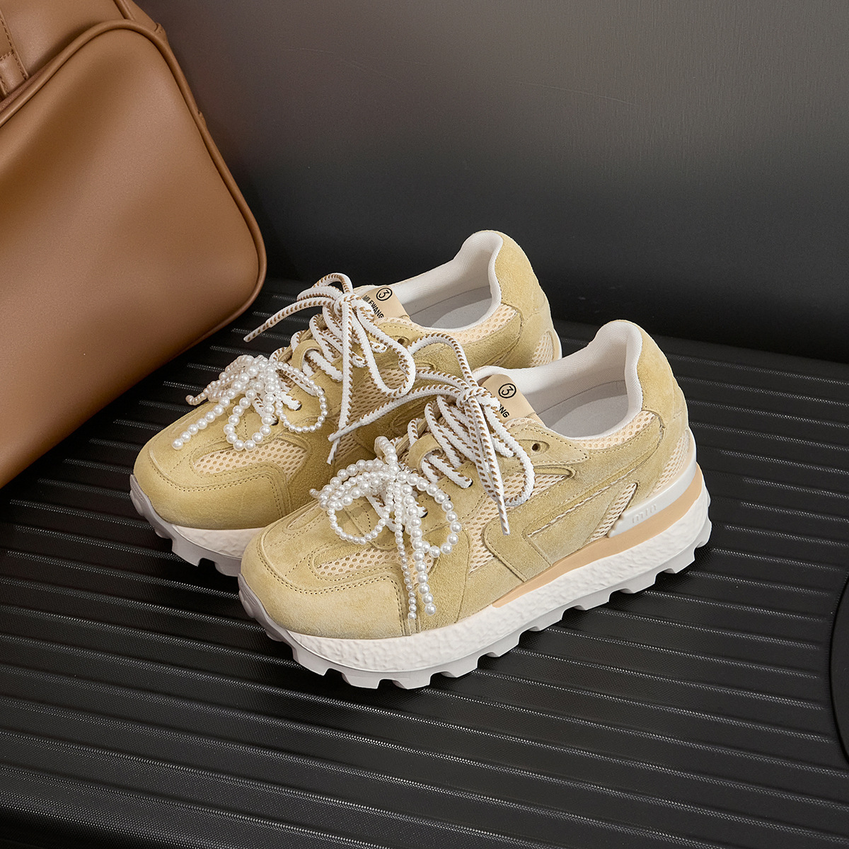 Pequeños zapatos de mujer de 8cm de altura interior zapatos de entrenamiento alemán 2025 zapatos deportivos de suela gruesa de malla de verano zapatos de papá zapatos Forrest Gump