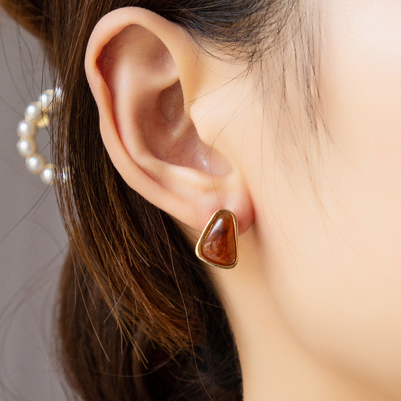 Retro Water Drop Asymmetric Earrings Wholesale Nihaojewelry display picture 2