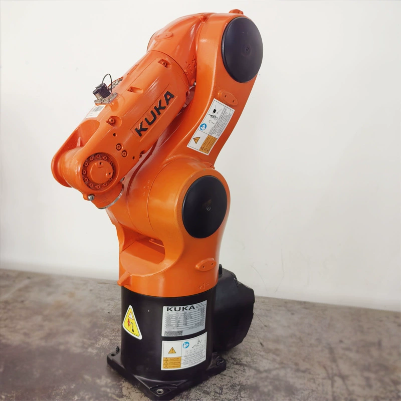 Использовался робот KUKA с грузоподъемностью 6 кг, вылетом руки 0,7 м, компактный 6-осевой настольный манипулятор для сборки и обработки.