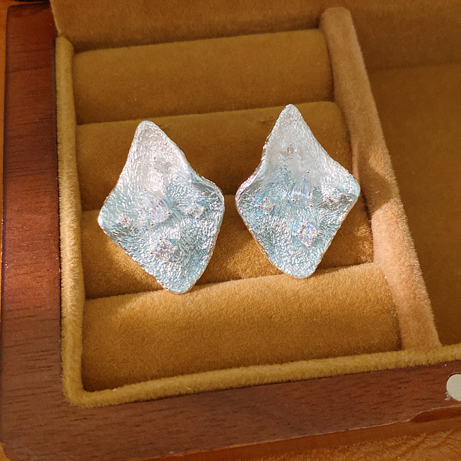 Agujas de plata, pendientes de piedra de silicio de silicio, estilo simple, personalidad, pendientes de lujo ligero, pendientes de alta sensación al por mayor