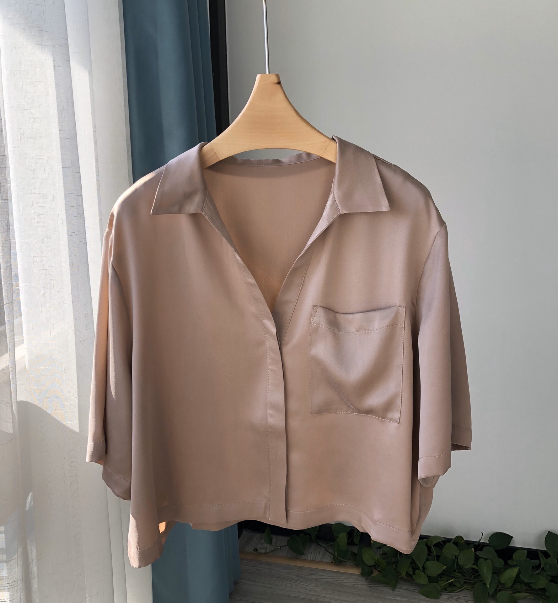 옷깃 짧은 소매가 달린 로즈 파우더