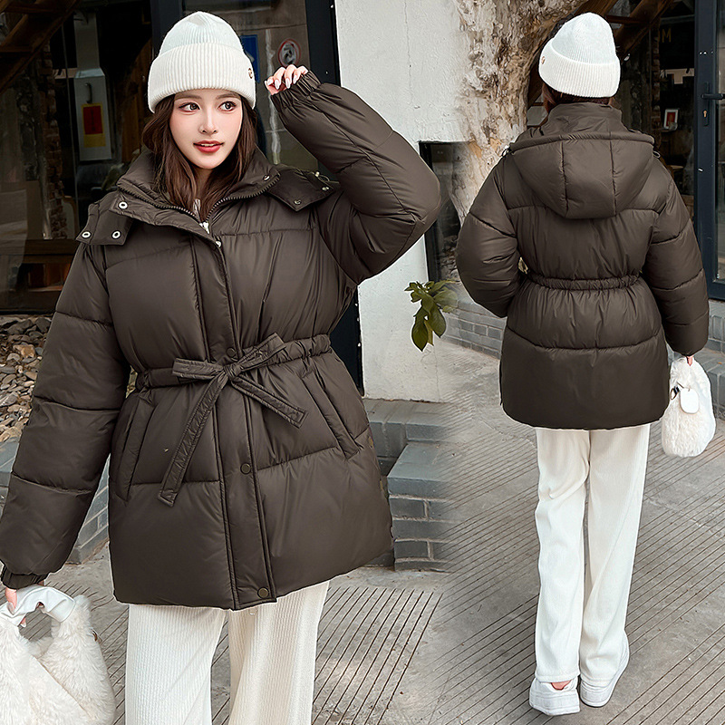 Capa de algodón de pluma de invierno para mujeres, ropa de algodón de cintura gruesa, ropa de invierno 2025, nueva moda de chaqueta caliente con capuzas medianas y largas