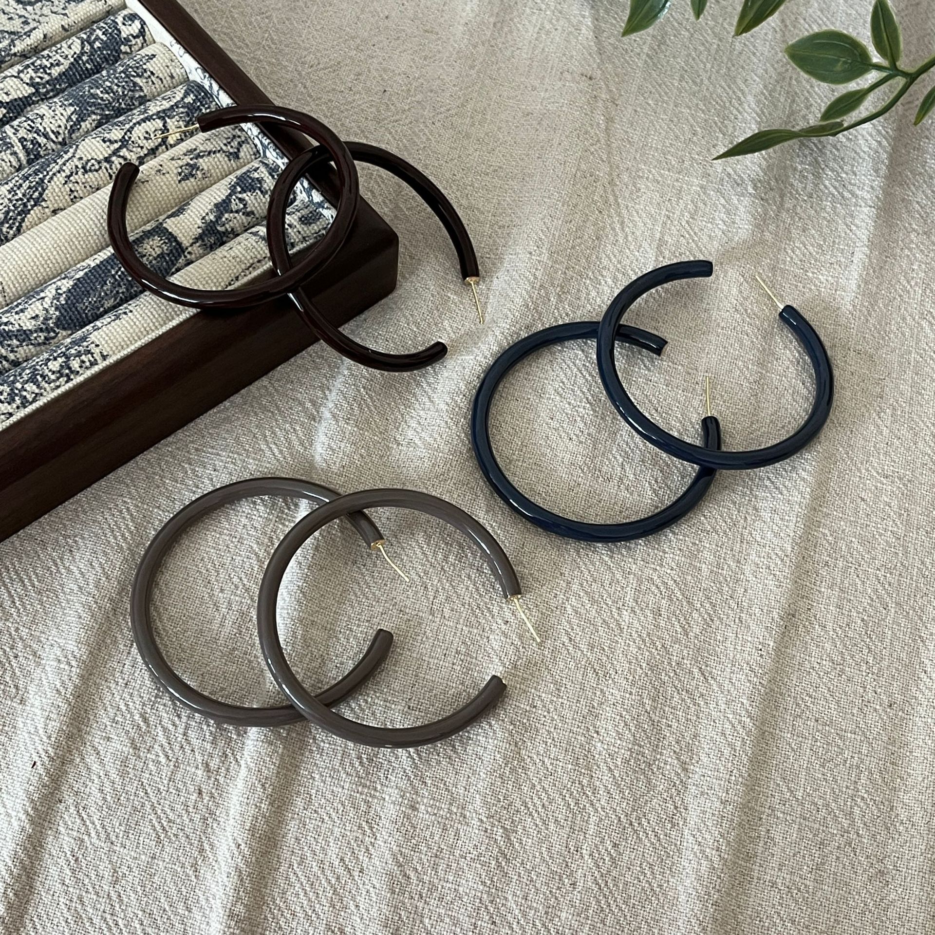 Otoño e invierno atmósfera Meilade aretes de anillo 2025 nuevo diseño de nicho explosivo temperamento de alto nivel exagerado auriculares