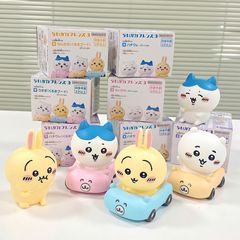 日本奇譚chiiawa吉伊卡わブラインドボックス自嘲熊周辺の人形のデスクトップにプレゼントを飾っています。