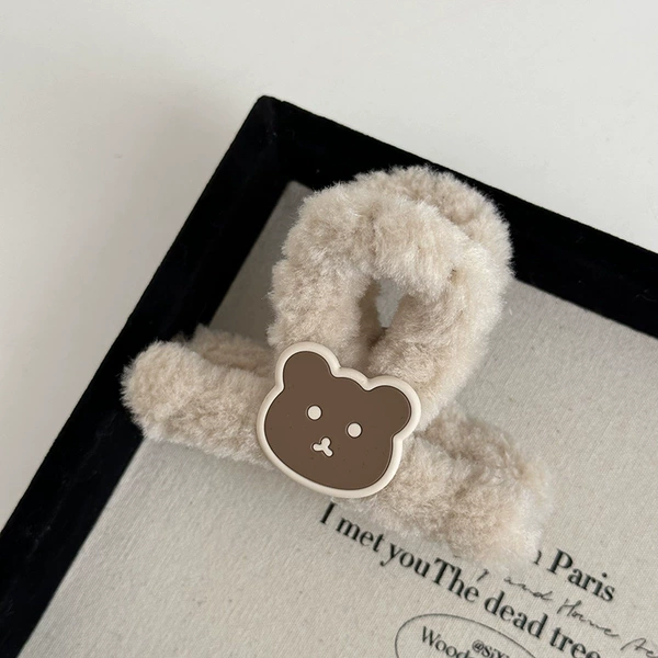 Beige cartoon crab pin, with little bears