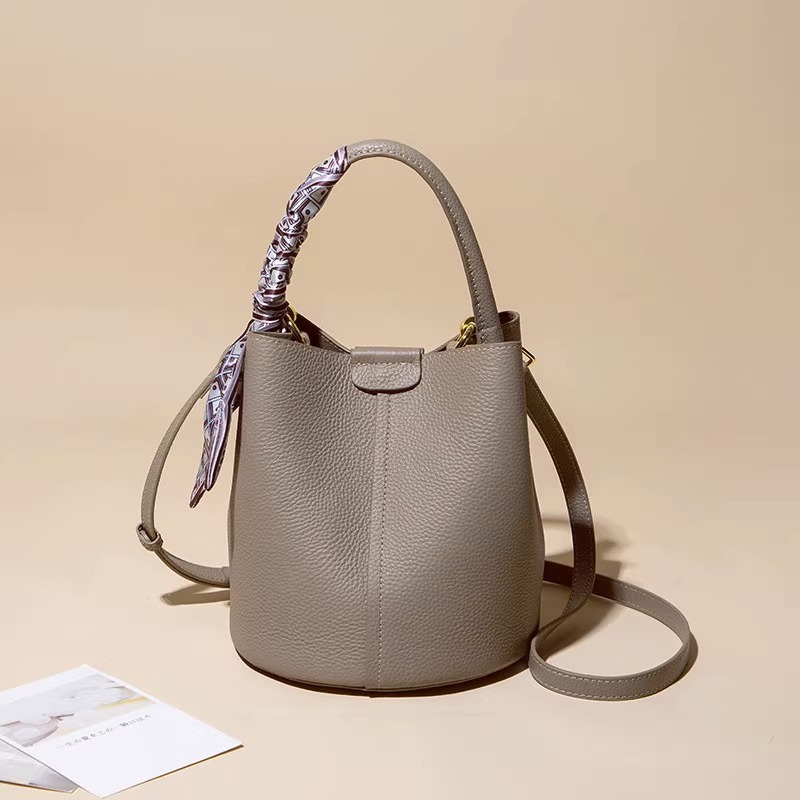가죽 가방 여자 2024 새 버킷 가방 여성용 가방 크로스 바디 언더 암 올 매치 니치