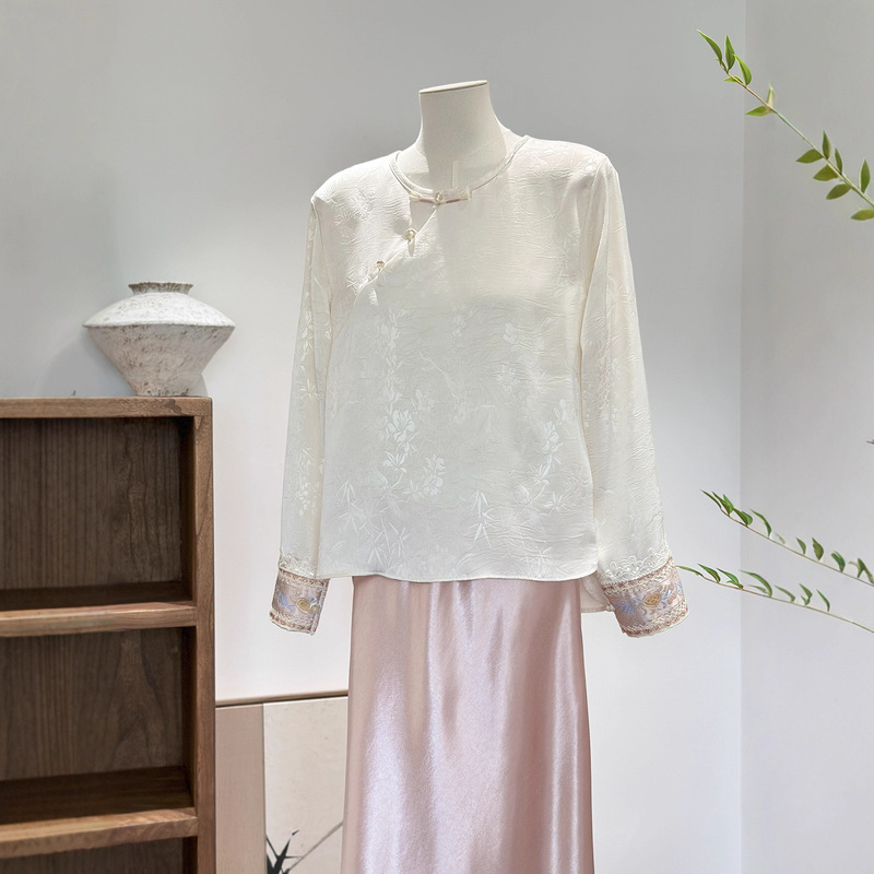 Beautiful New Chinese-Style Shirt for Outer Wear and Inner Wear, Improved Top, High-End Satin Bottoming, Women's Round Neck Embroidered Long Sleeves for Autumn