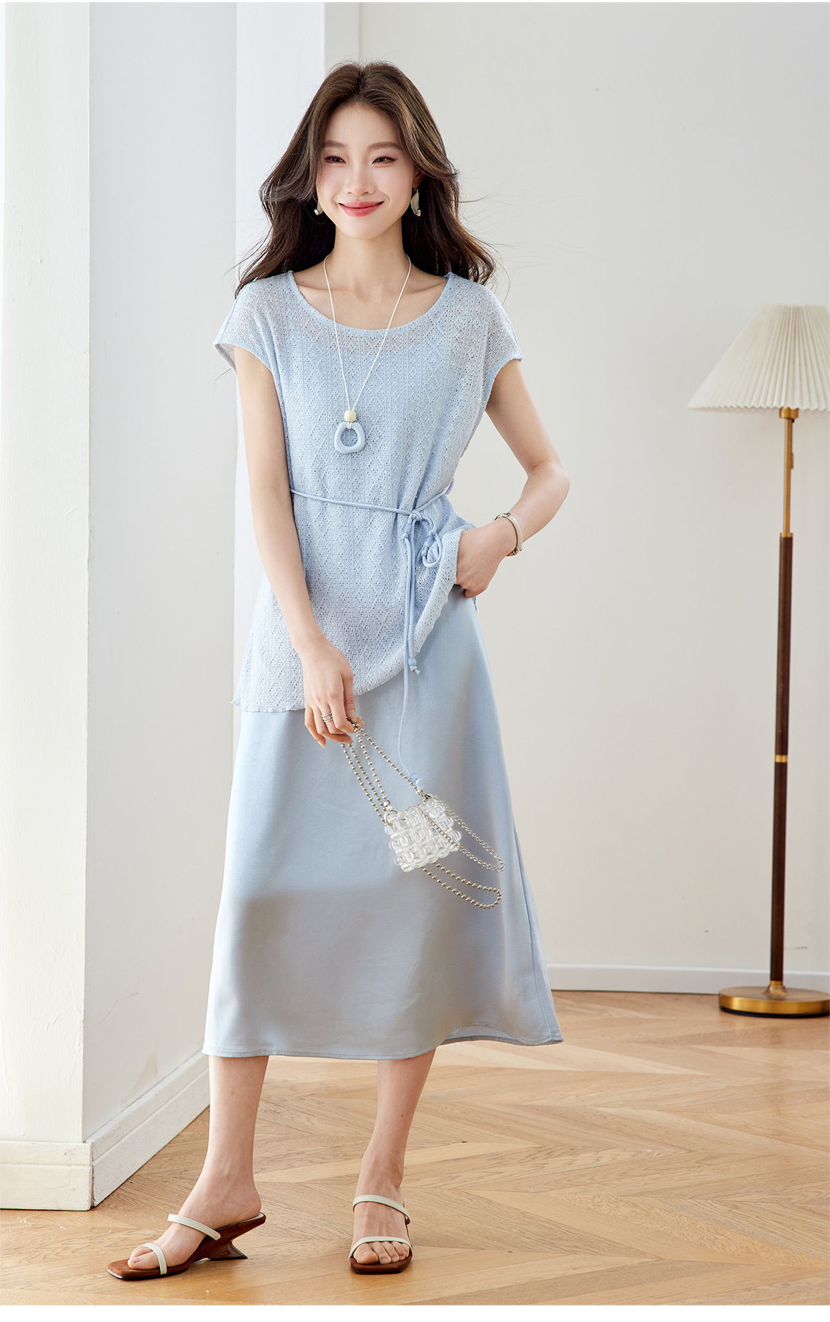 Bộ đầm maxi nữ hai mảnh gồm váy dài và áo khoác ngoài mỏng, phối dây mảnh, thiết kế suông nhẹ tôn dáng — xanh lam chi tiết 10