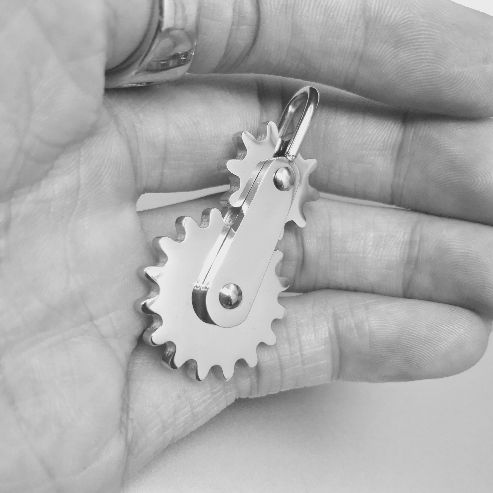 Stainless Steel Gear Necklace Rotating Double Pendant For Men_voghion.com