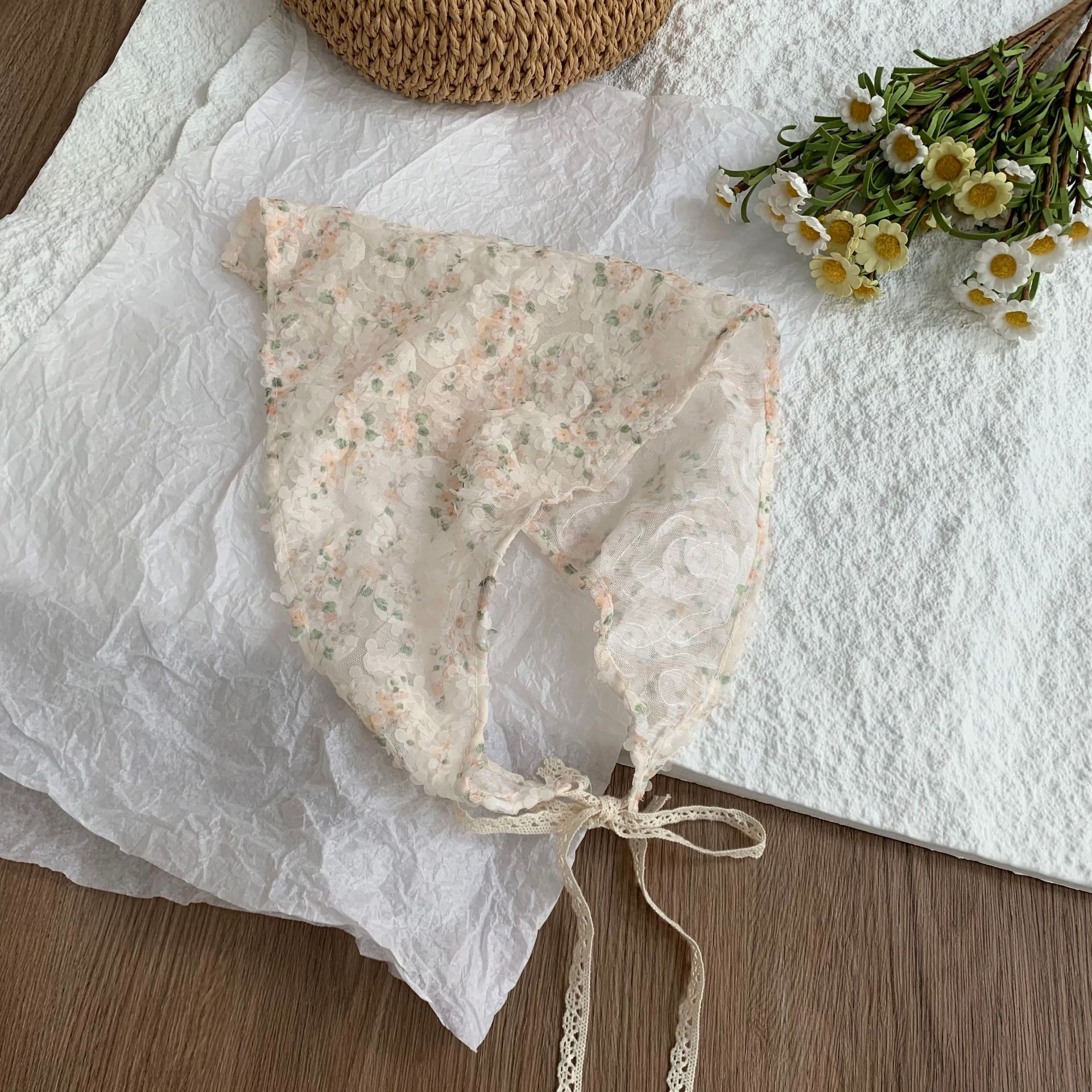 Bufanda triangular, bufanda de seda pequeña estampada para mujer, sentido avanzado, nueva versión coreana, bufanda pequeña de encaje decorativo, pañuelo en la cabeza, cinturón para el cabello, cabello atado