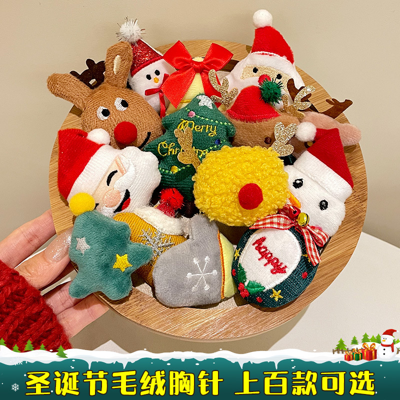 Broche de Navidad para mujeres regalos de alce pines para niños decoración de vacaciones pequeños regalos accesorios muñeco de nieve pequeños regalos image 1