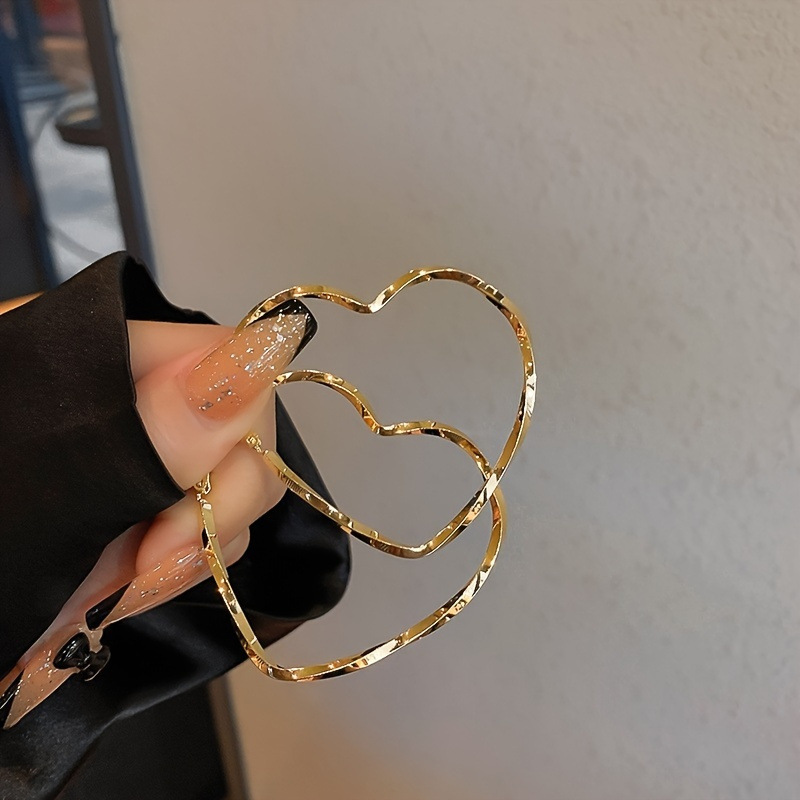 Eco-Friendly European and American Cross-Border Popular Heart-Shaped Metallic Minimalist Earrings, Unique and Versatile Stylish Ear Studs and Ear Clips